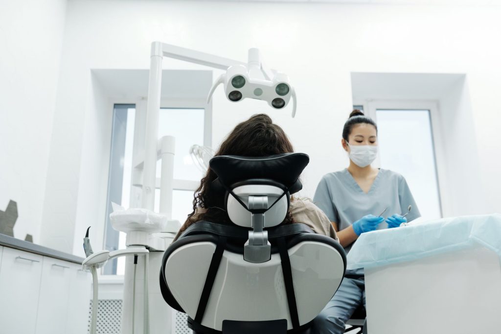 Médica atendendo paciente em clínica moderna